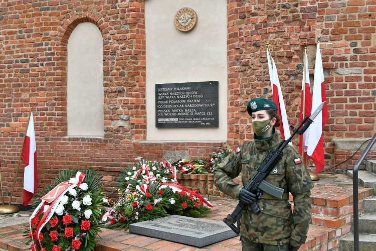 Wieńce przed tablicą z Prawdami Polaków spod Znaku Rodła przy kościele pw. św. Marcina we Wrocławiu. 07.03.2021. Fot. PAP/M. Kulczyński