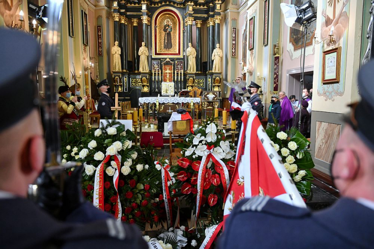 Msza św. pogrzebowa żołnierza WiN-AK kpt. Romana Szczura w Bazylice oo. Bernardynów w Radecznicy. Fot. PAP/W. Jargiło