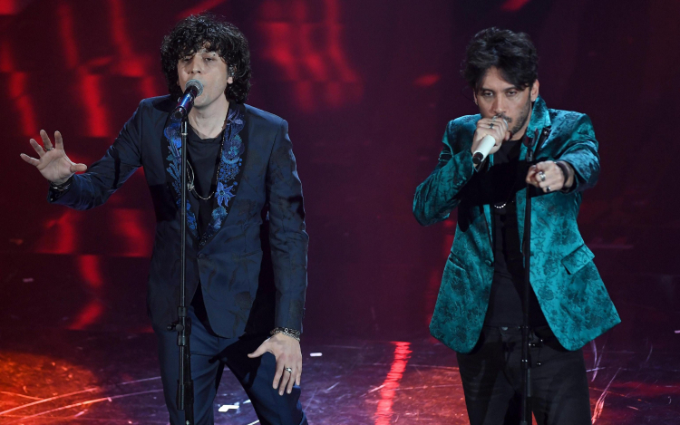 San Remo 2.03.2021. Włoscy piosenkarze Ermal Meta (L) and Fabrizio Moro (R) podczas występu na festiwalu San Remo. Fot. PAP/EPA