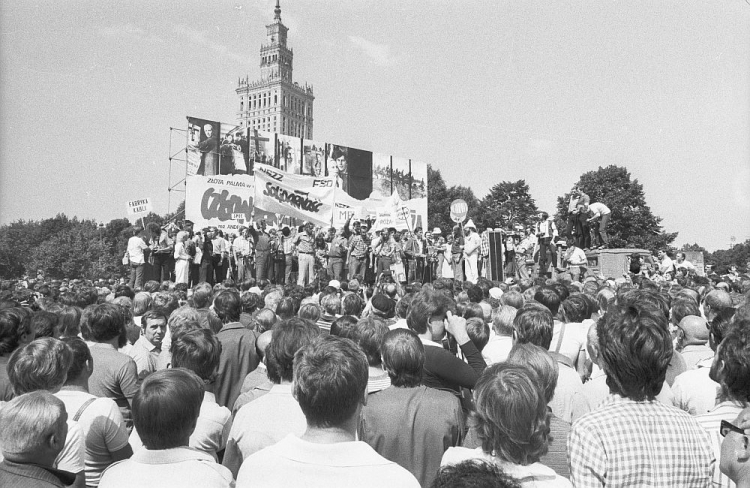 Demonstracja NSZZ „Solidarność” przeciwko decyzji o obniżce kartkowych przydziałów mięsa i trudnościom zaopatrzeniowym. Warszawa, 05.08.1981. Fot. PAP/T. Listopadzki