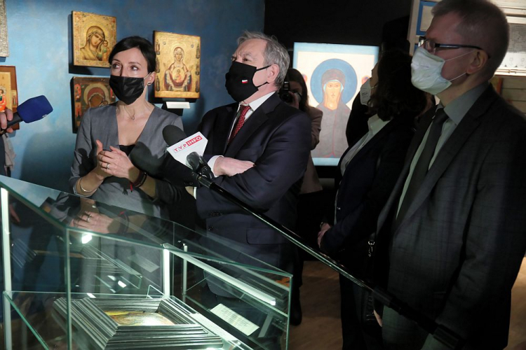 Wicepremier, minister kultury, dziedzictwa narodowego i sportu Piotr Gliński (2L) i kierownik muzeum Ewa Zalewska (L) podczas zwiedzania Muzeum Ikon w Supraślu. Fot. PAP/A. Reszko