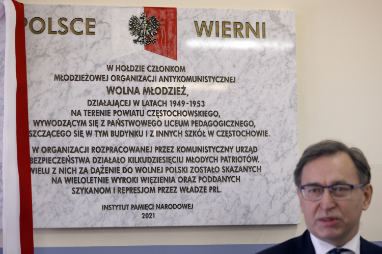 Częstochowa, 04.03.2021. Prezes IPN Jarosław Szarek podczas uroczystości odsłonięcia tablicy upamiętniającej antykomunistyczną organizację młodzieżową "Wolna Młodzież" na budynku IX Liceum Ogólnokształcącego im. C. K. Norwida w Częstochowie. Fot. PAP/W. Deska