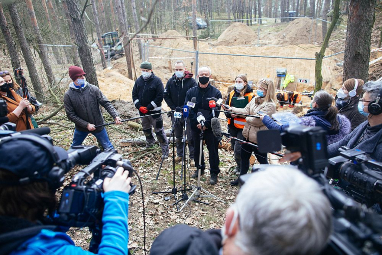 Zastępca prezesa Instytutu Pamięci Narodowej oraz p.o. dyrektora Biura Poszukiwań i Identyfikacji IPN. prof. Krzysztof Szwagrzyk (C) podczas briefingu prasowego w kompleksie leśnym na warszawskiej Białołęce. Fot. PAP/A. Zawada