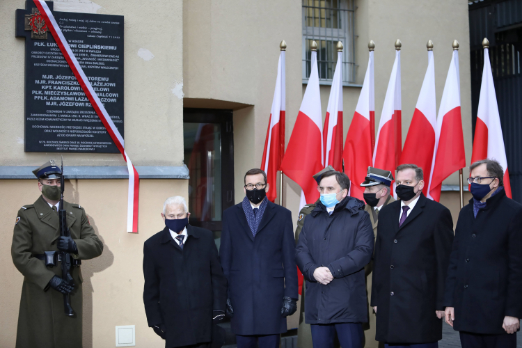 Premier Mateusz Morawiecki (3L) oraz minister sprawiedliwości, prokurator generalny Zbigniew Ziobro (3P), szef UdsKiOR Jan Józef Kasprzyk (2P), prezes IPN Jarosław Szarek (P) oraz przewodniczący Rady do Spraw Kombatantów i Osób Represjonowanych Bogusław Nizieński (2L) podczas uroczystości odsłonięcia tablicy upamiętniającej płk. Łukasza Cieplińskiego i członków IV ZG ZiW w Muzeum Żołnierzy Wyklętych i Więźniów Politycznych PRL w Warszawie. Fot. PAP/L. Szymański