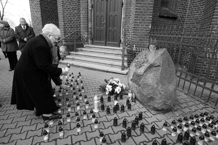 Teresa Majchrzak składa kwiaty przed pomnikiem zabitego syna Piotra Majchrzaka. Poznań, 13.12.2017. Fot. PAP/J. Kaczmarczyk
