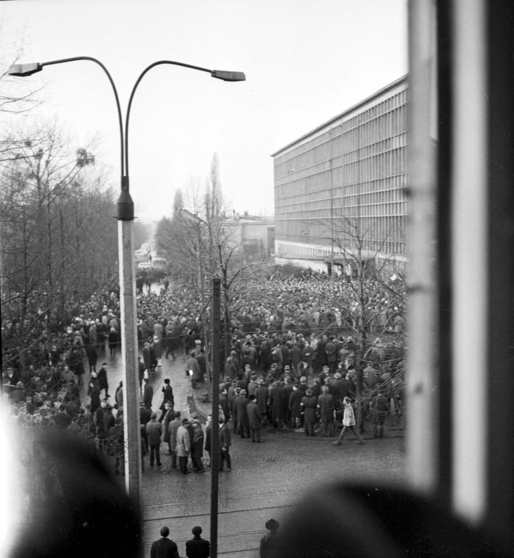 Łódź 14.03.1968. Wydarzenia marcowe. Na znak protestu przeciwko represjom wobec kolegów z Uniwersytetu Warszawskiego studenci Uniwersytetu Łódzkiego zorganizowali manifestację przed biblioteką uniwersytecką, u zbiegu ulic Narutowicza i Matejki. PAP/W. Rozmysłowicz