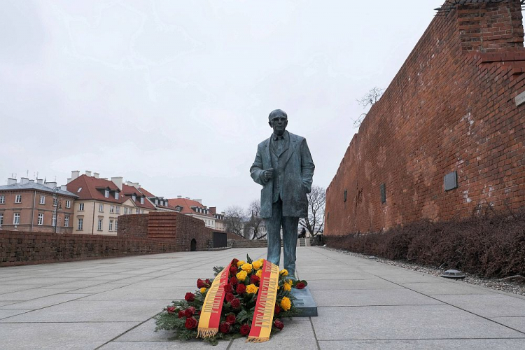 Pomnik Jana Zachwatowicza na Starym Mieście w Warszawie. Fot. PAP/M. Marek