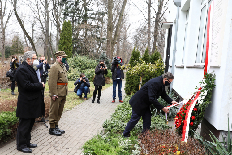 Prezes Instytutu Pamięci Narodowej dr Jarosław Szarek (P) i dyrektor warszawskiego ogrodu zoologicznego Andrzej Kruszewicz (L) podczas uroczystości odsłonięcia tablicy upamiętniająca Jana i Antoninę Żabińskich na budynku willi Żabińskich na terenie Warszawskiego Zoo. Fot. PAP/R. Guz