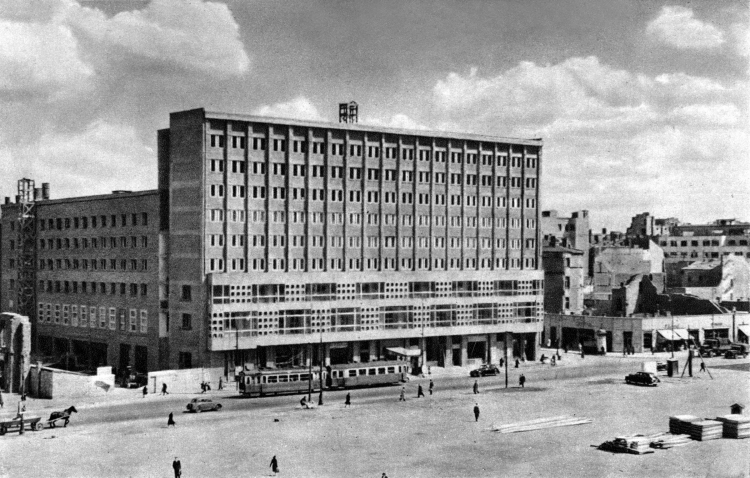 1948 r. Budynek Powszechnej Kasy Oszczędności (Bank Polski) w Warszawie przy ul. Marszałkowskiej róg Sienkiewicza. Źródło: Wikipedia Commons