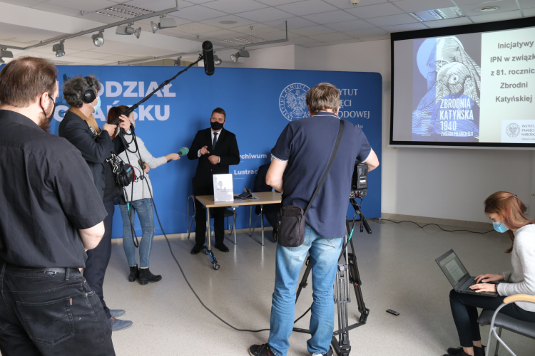 Gdańsk, 14 04 2021. Naczelnik Oddziałowego Biura Edukacji Narodowej IPN podczas konferencji prasowej dot. 81. rocznicy zbrodni katyńskiej i inicjatyw Instytutu z nią związanych. Źródło: IPN Gdańsk