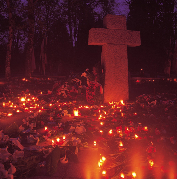 Krzyż katyński na Cmentarzu Wojskowym na Powązkach, 1989 r. Fot. PAP/J. Bogacz