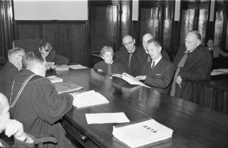 1956. Kazimierz Moczarski (stoi, drugi z prawej) zapoznaje się z aktami w czasie swojego procesu rehabilitacyjnego. Fot. PAP/W. Kondracki