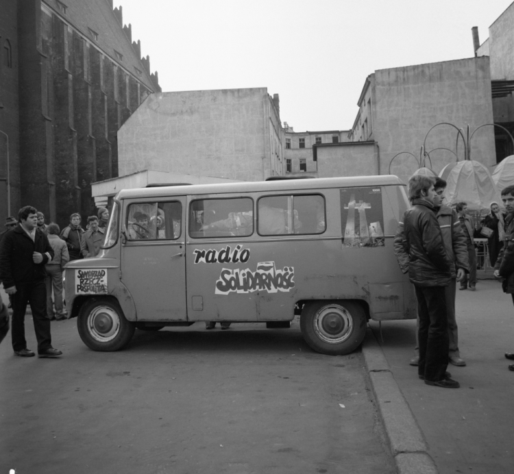 Wrocław, 1981-10-25. Ruchomy punkt informacyjny radia Solidarność na ul. Świdnickiej. Fot. PAP/CAF/E. Wołoszczuk