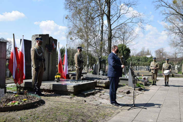 Szef Urzędu do Spraw Kombatantów i Osób Represjonowanych Jan Józef Kasprzyk podczas ceremonii upamiętnienia 76. rocznicy wyzwolenia obozów koncentracyjnych KL Ravensbrueck i KL Sachsenhausen. Źródło: Fb UdSKiOR 