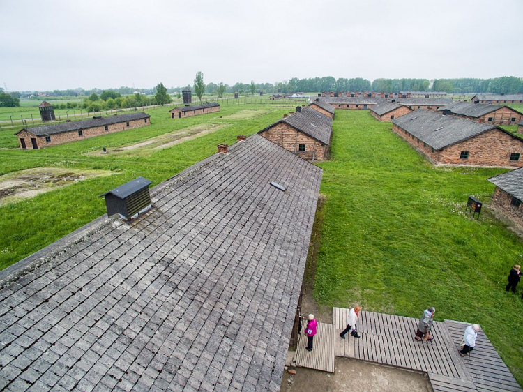 Teren byłego niemieckiego nazistowskiego obozu koncentracyjnego Auschwitz-Birkenau. Fot. PAP/S. Mielnik