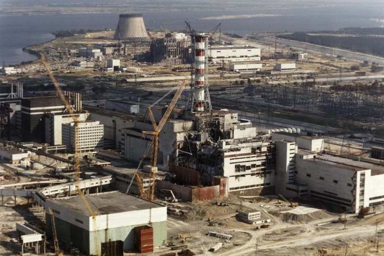 Czarnobyl, Ukraina. Pośrodku widoczny zniszczony podczas wybuchu IV reakor elektrowni. Awaria jednego z czterech bloków ukraińskiej siłowni atomowej w Czarnobylu była największą znaną katastrofą w dziejach energetyki jądrowej. Fot. PAP/EPA