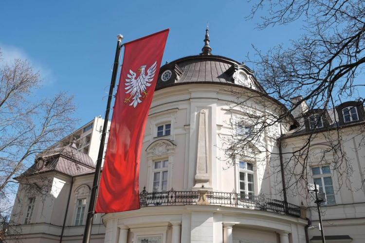 Warszawa, 27.04.2021. Uroczyste wywieszenie flagi Mazowsza na budynku zrewitalizowanego Pałacu Przebendowskich/Radziwiłłów – siedzibie Muzeum Niepodległości. Fot. PAP/M. Marek