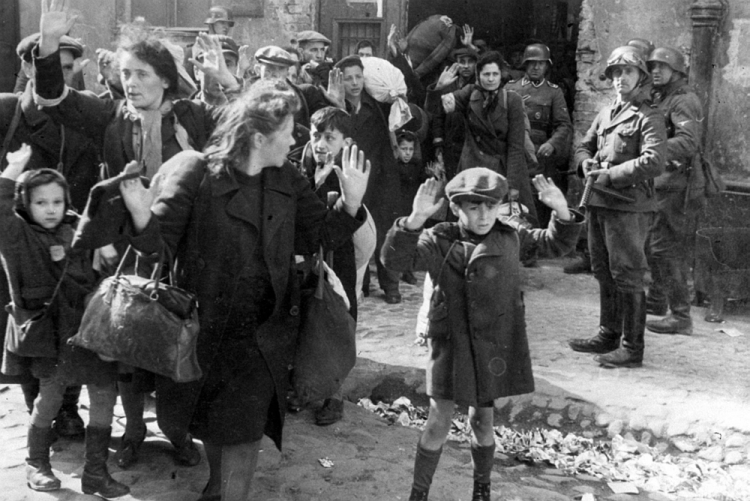 Warszawa 16.05.1943. Ostateczny koniec powstania w getcie (16 kwietnia-16 maja 1943) i zakończenie akcji likwidacji getta i eksterminacja zdecydowanej większości jego mieszkańców. Fot. PAP-reprodukcja