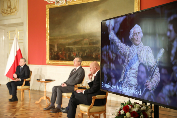 Warszawa, 29.04.2021. Od lewej: wiceprezes Rady Ministrów minister kultury, dziedzictwa narodowego i sportu Piotr Gliński, dyrektor Zamku Królewskiego w Warszawie Wojciech Fałkowski oraz członek Zarządu Narodowego Banku Polskiego Paweł Szałamacha podczas spotkania inaugurującego obchody 230. rocznicy uchwalenia Konstytucji 3 Maja, 29 bm. w Nowej Izbie Poselskiej Zamku Królewskiego w Warszawie.  PAP/L. Szymański