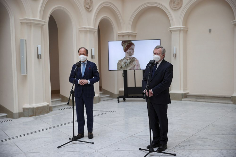 Wicepremier, minister kultury, dziedzictwa narodowego i sportu Piotr Gliński (P) i dyrektor Muzeum Narodowego w Krakowie prof. dr hab. Andrzej Szczerski podczas konferencji prasowej w Muzeum Książąt Czartoryskich w Krakowie. Fot. PAP/Ł. Gągulski