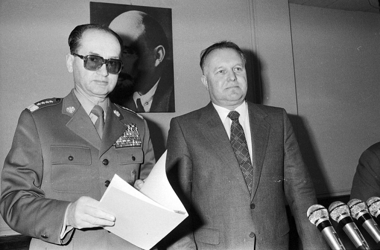 Premier rządu PRL Wojciech Jaruzelski (L) i I sekretarz KC PZPR Stanisław Kania. 1981 r. Fot. PAP/CAF/T. Zagoździński