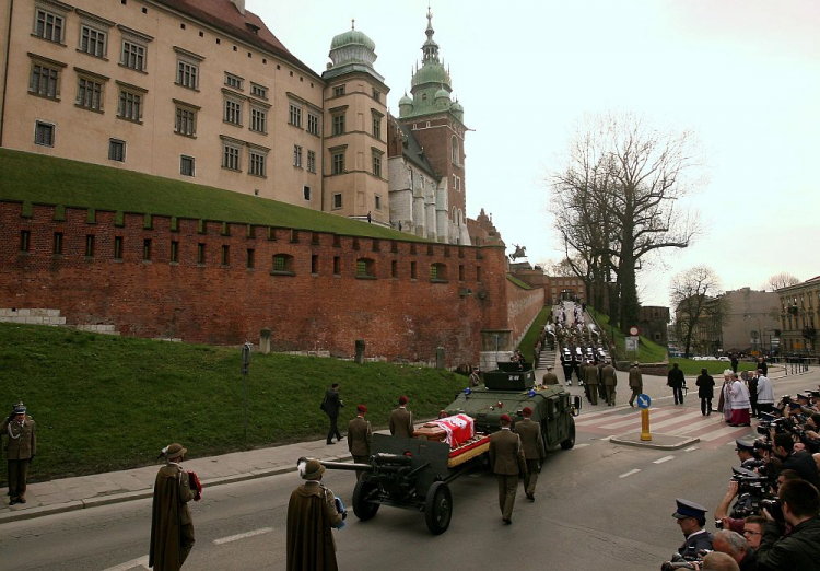 Kondukt żałobny z trumnami z ciałami prezydenta Lecha Kaczyńskiego (na zdj.) i Marii Kaczyńskiej, umieszczonymi na lawetach armatnich, w drodze spod Bazyliki Mariackiej na Wawel. Kraków, 18.04.2010. Fot. PAP/G. Momot