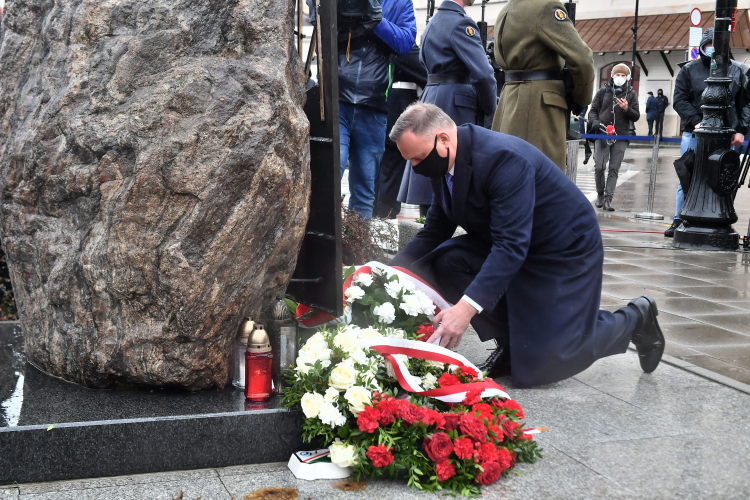 Prezydent RP Andrzej Duda (C) podczas uroczystości złożenia kwiatów pod Pomnikiem Katyńskim w Warszawie. Fot. PAP/A. Lange