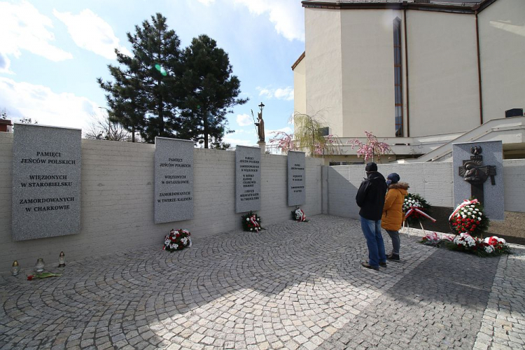 Pomnik ku czci ofiar zbrodni katyńskiej przy kościele Błogosławionego Czesława w Opolu. Fot. PAP/K. Świderski