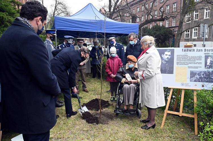 Dyrektor Oddziału IPN w Szczecinie dr Paweł Skubisz (L), wojewoda zachodniopomorski Zbigniew Bogucki (2L), córka Ludwika Berskiego – Janina Depta (2P) i prezes Stowarzyszenia „Katyń” Jolanta Turlińska-Kępys (P) podczas odsłonięcia pamiątkowej tablicy i zasadzenia Dębu Pamięci. Fot. PAP/M. Bielecki