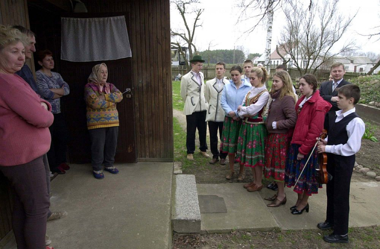 III Międzynarodowe Spotkanie z „Konopielką” – dawna tradycja kolędowania w drugi dzień Świąt Wielkanocnych. Knyszyn, 2004 r. Fot. PAP/L. Stankiewicz