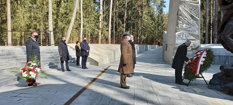 Ambasador RP w Moskwie Krzysztof Krajewski (P) składa wieniec pod pomnikiem ofiar represji politycznych w rosyjskiej części Zespołu Memorialnego w Katyniu 10.04.2021. Fot. PAP/A. Wróbel