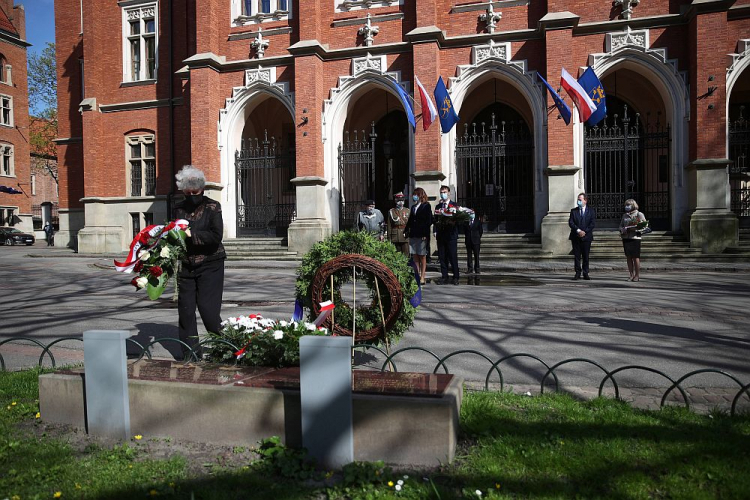 Uroczystości upamiętniające ofiary niemieckich obozów koncentracyjnych Ravensbrück, Sachsenhausen i Dachau pod Dębem Wolności przed Collegium Novum Uniwersytetu Jagiellońskiego. Fot. PAP/Ł. Gągulski