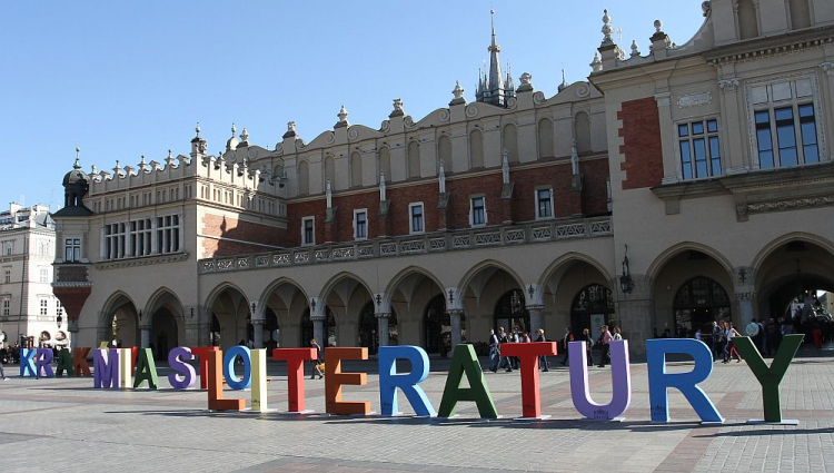 Instalacja na Rynku Głównym przygotowana z okazji przyznania Krakowowi tytułu Miasta Literatury UNESCO. 2013 r. Fot. PAP/J. Bednarczyk