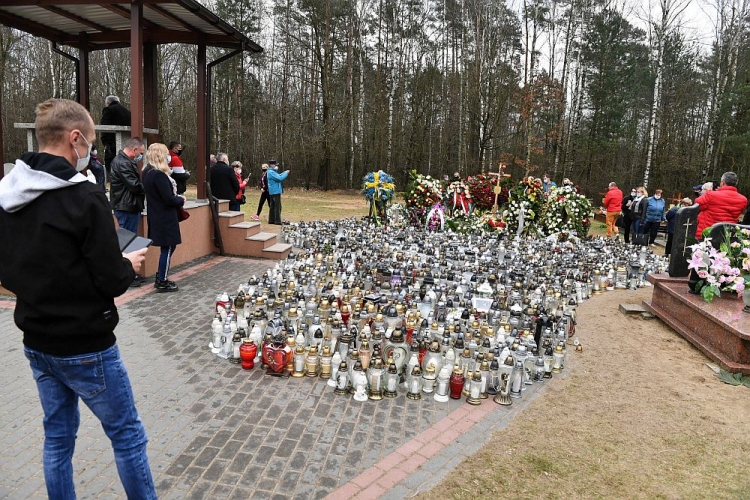 Kwiaty i znicze przed grobem Krzysztofa Krawczyka w Grotnikach. Fot. PAP/G. Michałowski