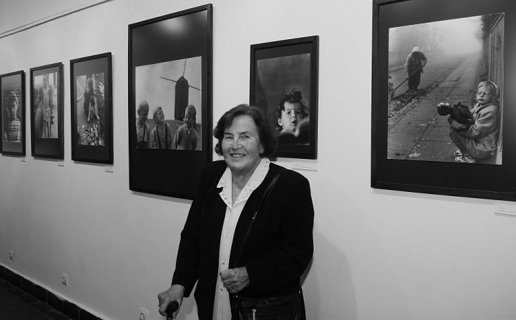 Wystawa Krystyny Łyczywek (na zdjęciu) „Fotografie z lat 1949–2010”. Warszawa, 2010 r. Fot. PAP/A. Rybczyński