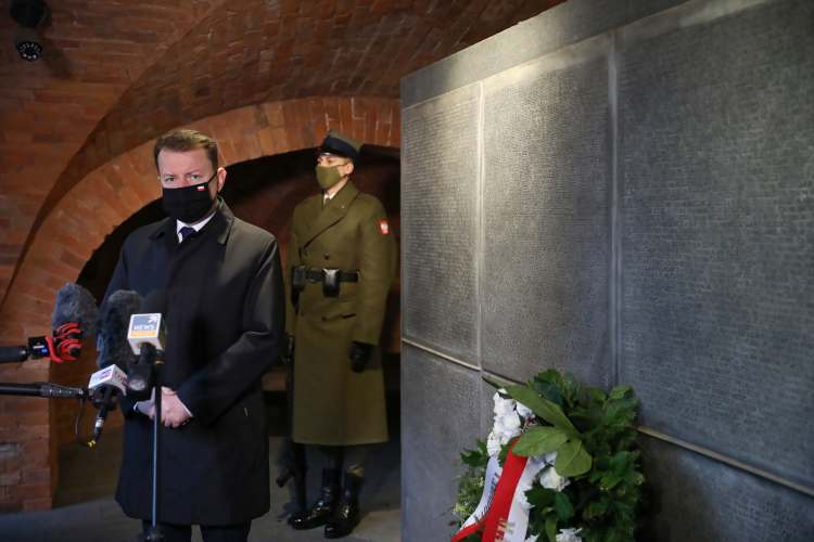 Minister obrony narodowej Mariusz Błaszczak (L) podczas uroczystości złożenia kwiatów przed siedzibą Muzeum Katyńskiego na terenie Cytadeli Warszawskiej. Fot. PAP/L. Szymański