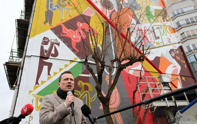 Dyrektor Narodowego Centrum Kultury Rafał Wiśniewski podczas uroczystego odsłonięcia muralu „170 metrów kwadratowych kultur”. Warszawa, 2019 r. Fot. PAP/P. Nowak