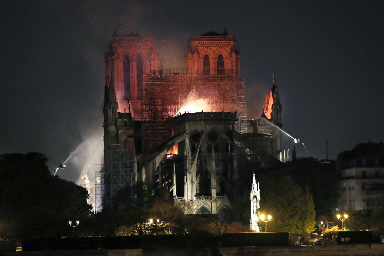 Paryż 15.04.2019.  Płonąca kadetra Notre Dame. Fot. PAP/EPA