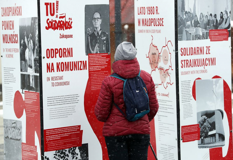 Wystawa IPN „TU rodziła się »Solidarność«” na pl. Niepodległości w Zakopanem. Fot. PAP/G. Momot
