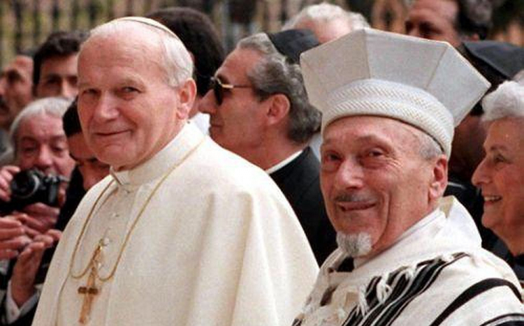 Papież Jan Paweł II i Naczelny Rabin Rzymu Elio Toaff. 1986 r. Fot. PAP/EPA