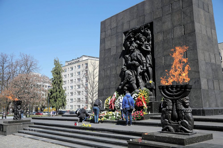 Mieszkańcy miasta składają kwiaty przed Pomnikiem Bohaterów Getta na stołecznym Muranowie. 19.04.2020. Fot. PAP/W. Olkuśnik