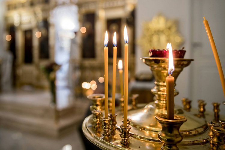 Ceremonia II Paschalnej Św. Liturgii w prawosławnej cerkwi pw. Zaśnięcia Najświętszej Maryi Panny w Krakowie podczas uroczystości Zmartwychwstania Pańskiego (Wielkanocy). 2020 r. Fot. PAP/Ł. Gągulski