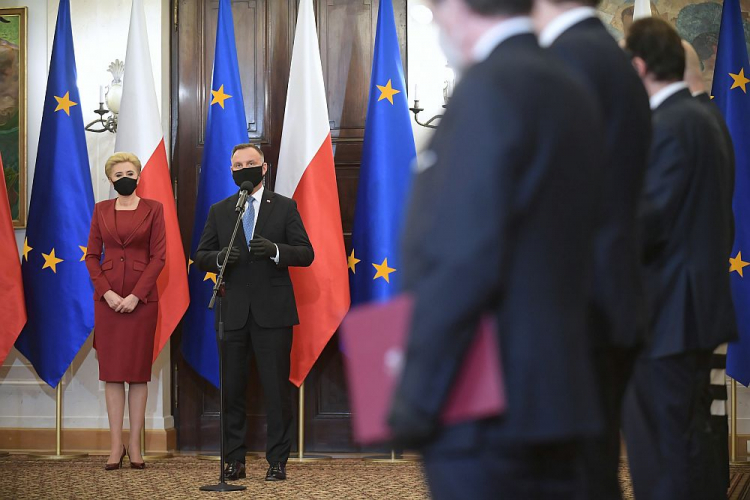 Prezydent RP Andrzej Duda (2L) wraz z małżonką Agatą Kornhauser-Dudą (L) podczas uroczystości powołania Biura Polityki Międzynarodowej. Fot. PAP/M. Obara