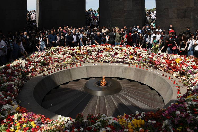 Uroczystości w kompleksie pomników upamiętniających rzeź Ormian. Erywań, 24.04.2021. Fot. PAP/EPA