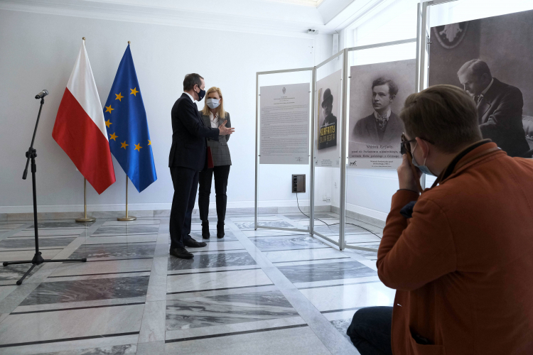 Marszałek Senatu Tomasz Grodzki (L) i wydawca książek Sonia Draga (2L) podczas otwarcia wystawy fotografii pochodzących z książki „Korfanty. Silna bestia”, towarzyszącej konferencji „Odłożona niepodległość. Górny Śląsk w 1921 roku na drodze do II Rzeczypospolitej”. Fot. PAP/M. Marek