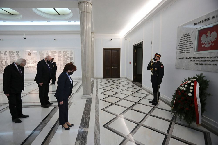 Marszałek Sejmu Elżbieta Witek (3L) oraz wicemarszałkowie Sejmu RP Ryszard Terlecki (L) i Piotr Zgorzelski (2L) składają wieniec przed sejmową tablicą ku czci posłów i senatorów zmarłych w katastrofie smoleńskiej. Warszawa, 10.04.2021. Fot. PAP/W. Olkuśnik