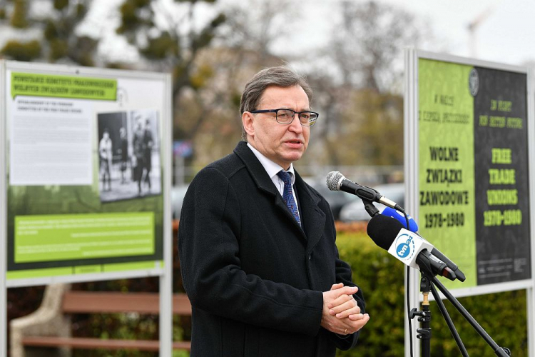 Prezes IPN dr Jarosław Szarek podczas prezentacji wystawy plenerowej IPN Gdańsk „W walce o lepszą przyszłość. Wolne Związki Zawodowe 1978-1980” na skwerze Kościuszki w Gdyni. Fot. PAP/A. Warżawa