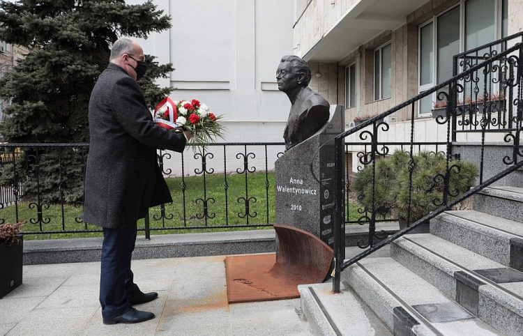 Minister spraw zagranicznych Zbigniew Rau złożył kwiaty pod kijowskim popiersiem Anny Walentynowicz. Fot. MSZ