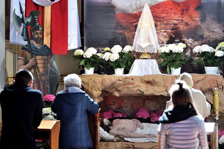 Wielka Sobota: adoracja Najświętszego Sakramentu przed Grobem Pańskim w kościele św. Anny w Jakubowie koło Mińska Mazowieckiego. Fot. PAP/P. Piątkowski