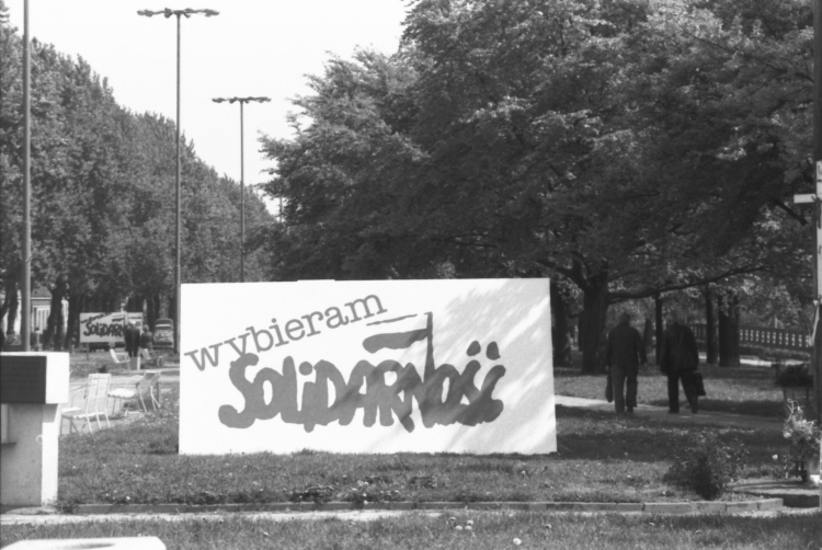 Gdynia 1989-05. Plakaty przedwyborcze na ulicach miasta. Fot. PAP/CAF/J. Uklejewski